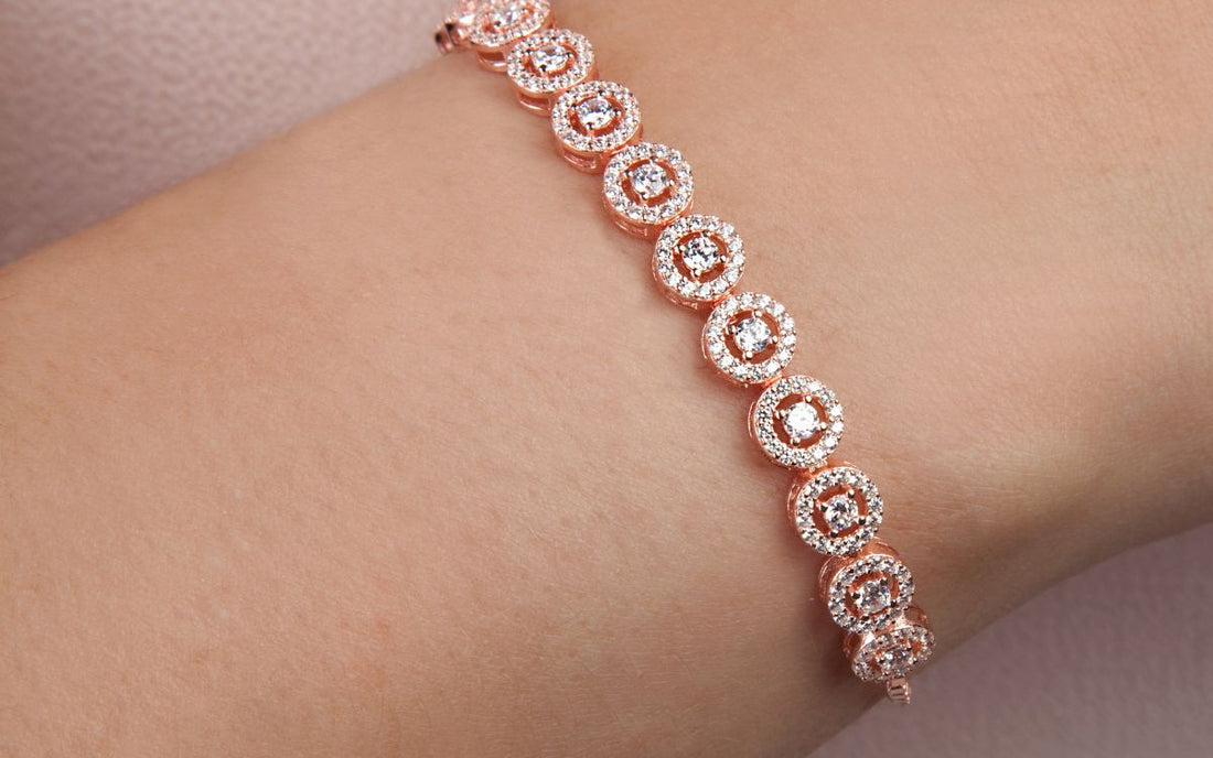 ¿Cómo combinar pulseras de diseño exclusivo con tus looks navideños?