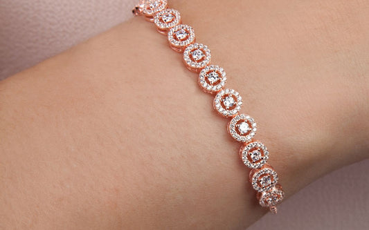 ¿Cómo combinar pulseras de diseño exclusivo con tus looks navideños?